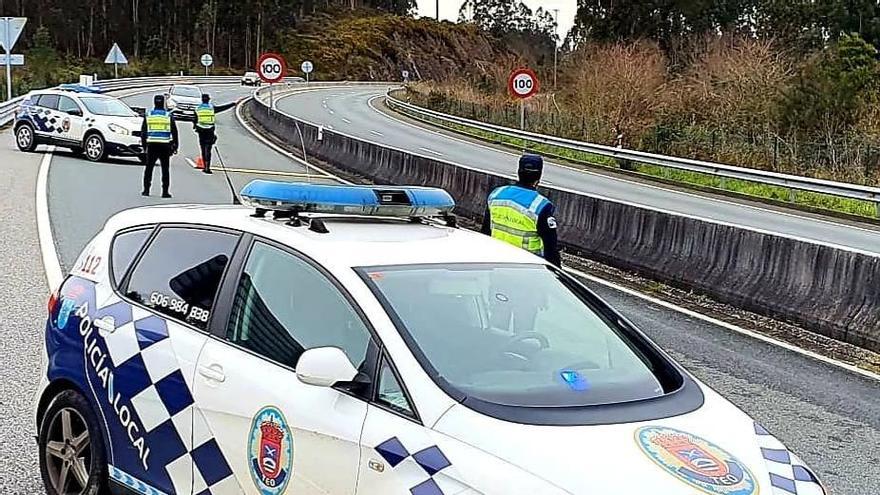 Agentes de la Policía Local de Teo durante un control en carreteras del municipio