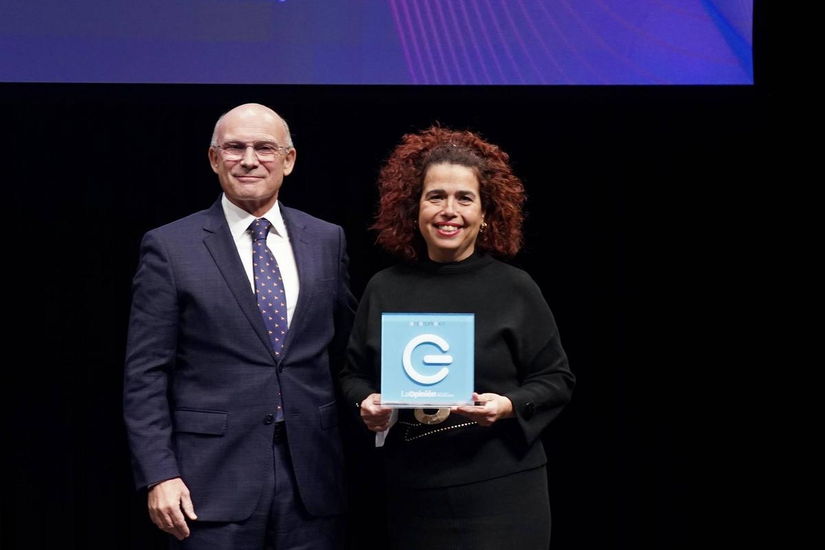 Carlos Rubio, de la Autoridad Portuaria, entregó el Premio a Isabel Imbroda, de Imbroda Vitroplant