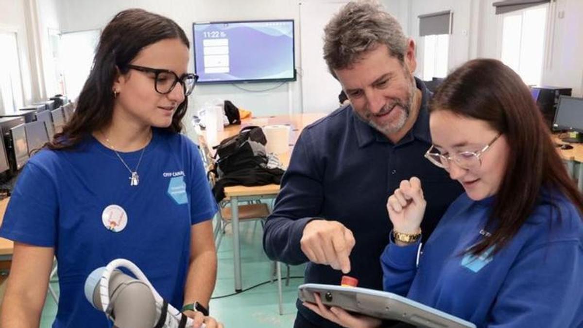Alumnes del Centre Integrat Públic de Formació Professional (CIPFP) Canastell treballant a l'aula amb el seu professor