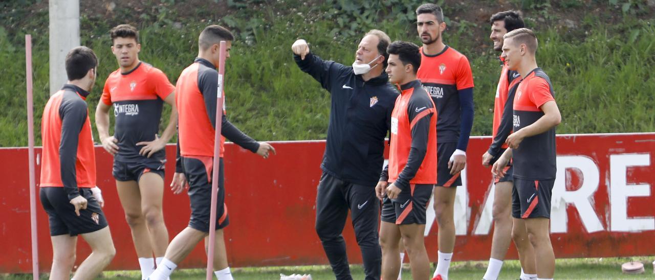 La plantilla del Sporting durante un entrenamiento en Mareo