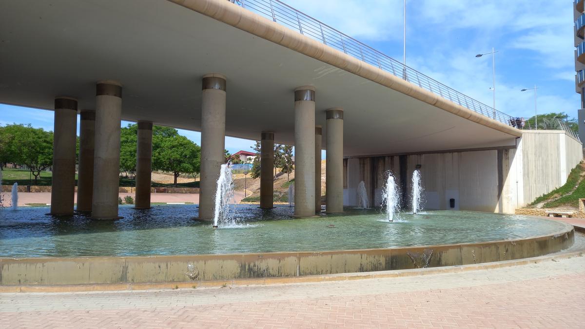 Una de las pocas fuentes que sigue con agua en la del Parque Central, al estar su mantenimiento externalizado