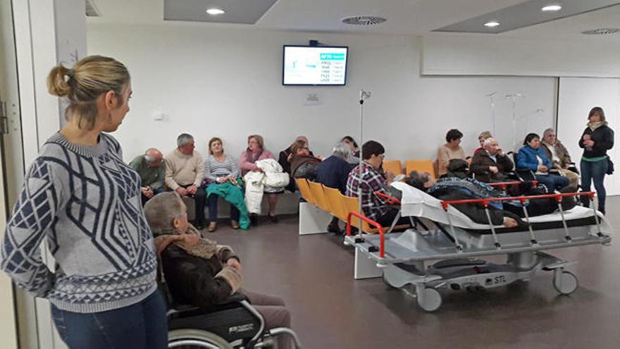 Varios pacientes esperan su turno en una sala del hospital Álvaro Cunqueiro, en Vigo.