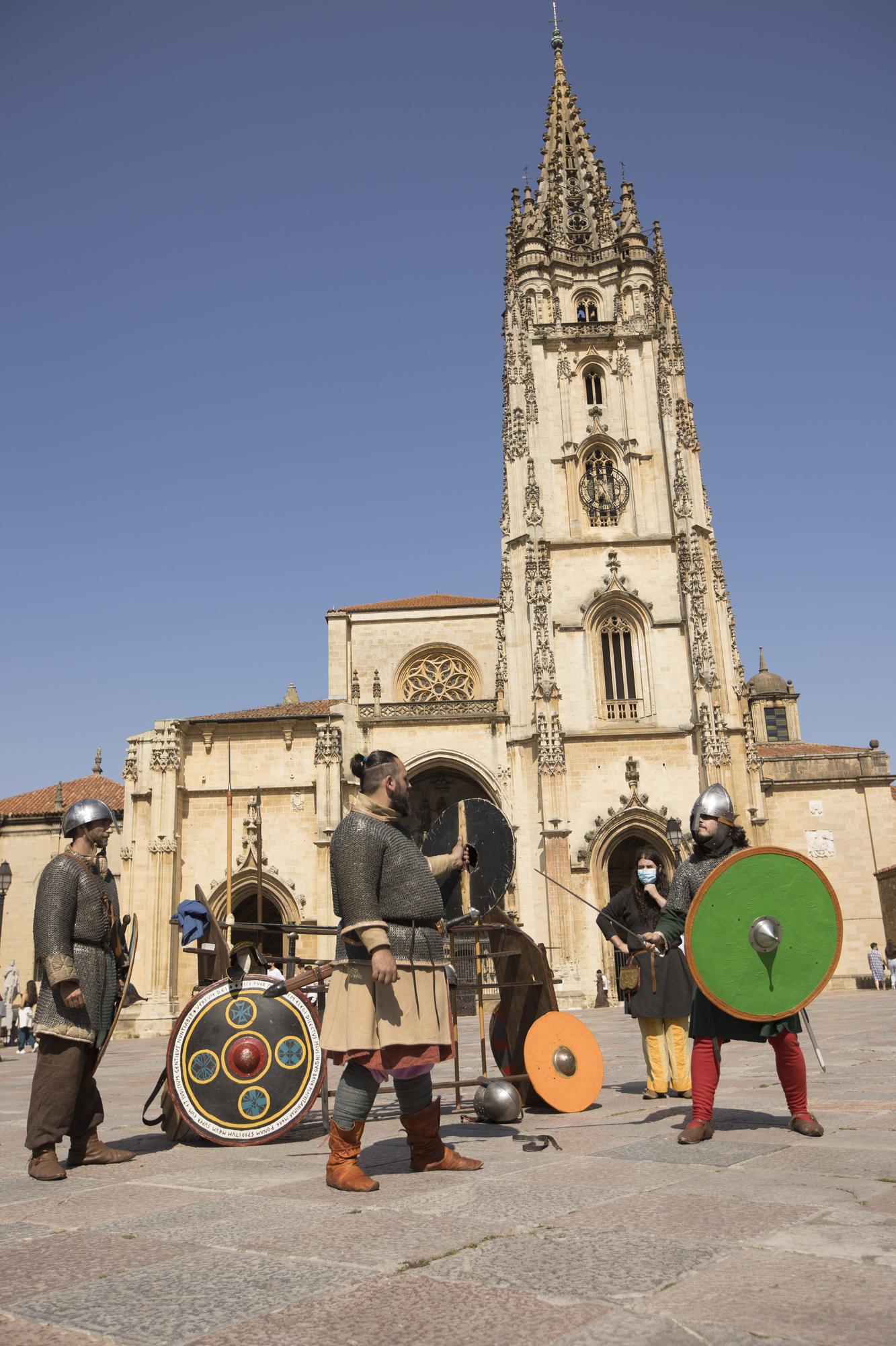 Duelo de espadas a los pies de la Catedral de Oviedo