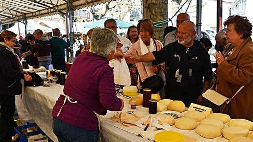 La XI Feria do Queixo llena el centro de Carral