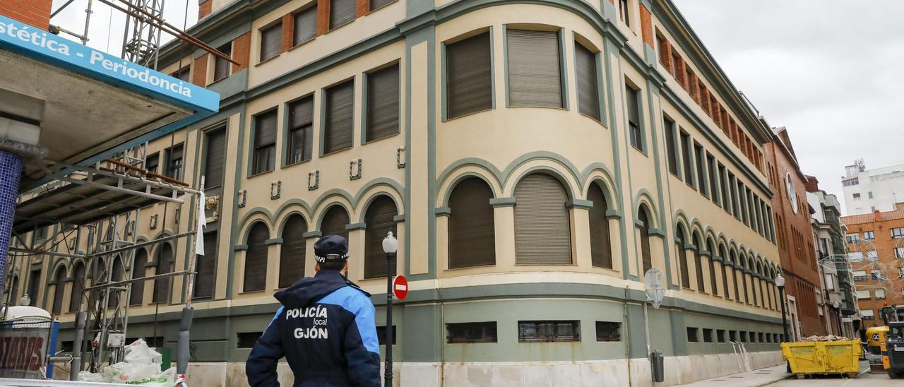 Un agente de la Policía Local, delante del colegio San Vicente.