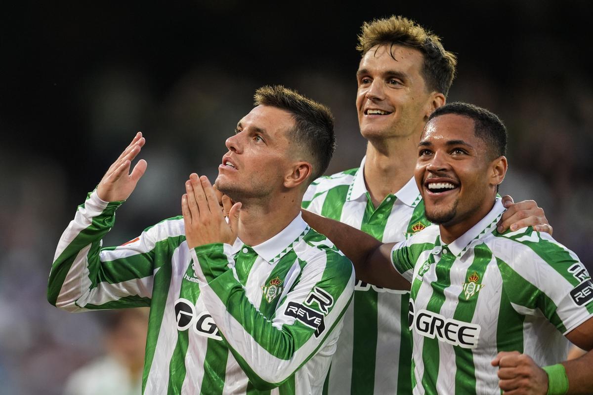 Giovani Lo Celso del Real Betis celebra un gol durante el partido de fútbol de la liga española, La Liga EA Sports, jugado entre el Real Betis y el Getafe CF en el estadio Benito Villamarín el 18 de septiembre de 2024, en Sevilla, España.