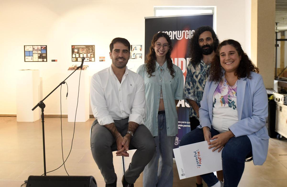 Representantes institucionales y finalistas de CreaMurcia en la presentación de la final.