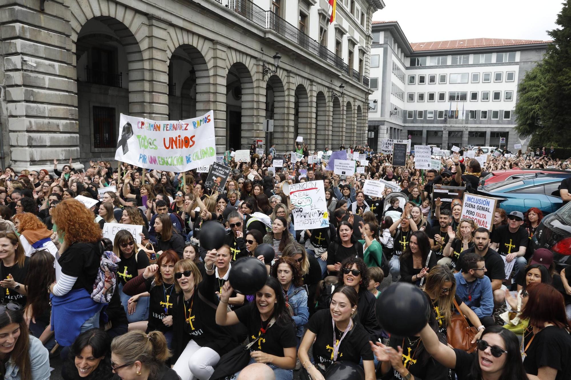 EN IMÁGENES: Segunda jornada de huelga de los profesores y protestas en Oviedo