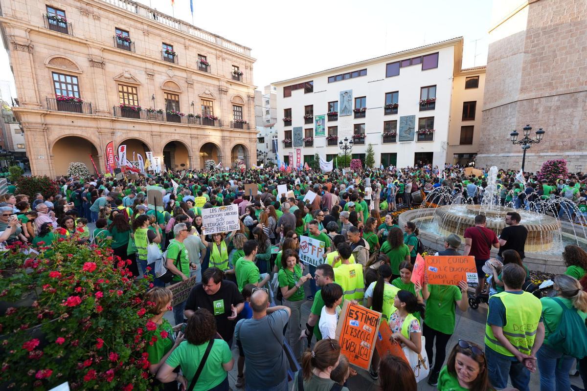 El profesorado protagoniza una histórica y multitudinaria manifestación en Castelló