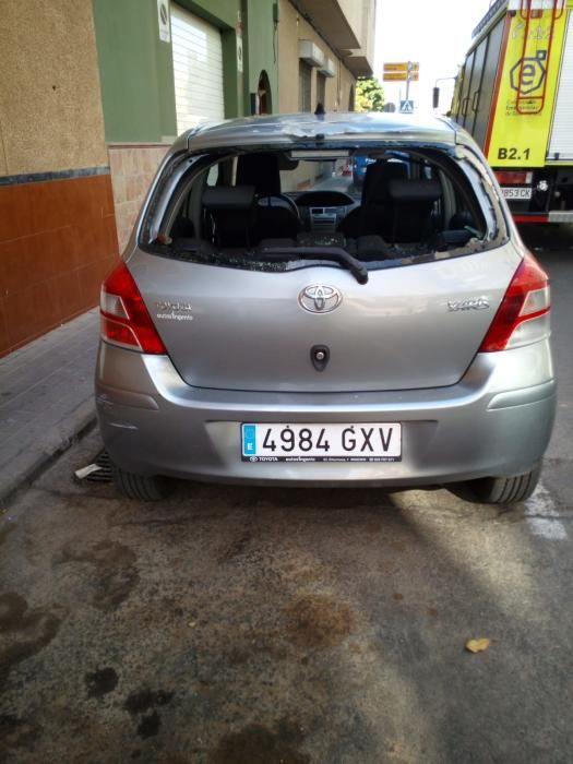 Dañado un coche por la caída de cascotes desde un edificio en Vecindario