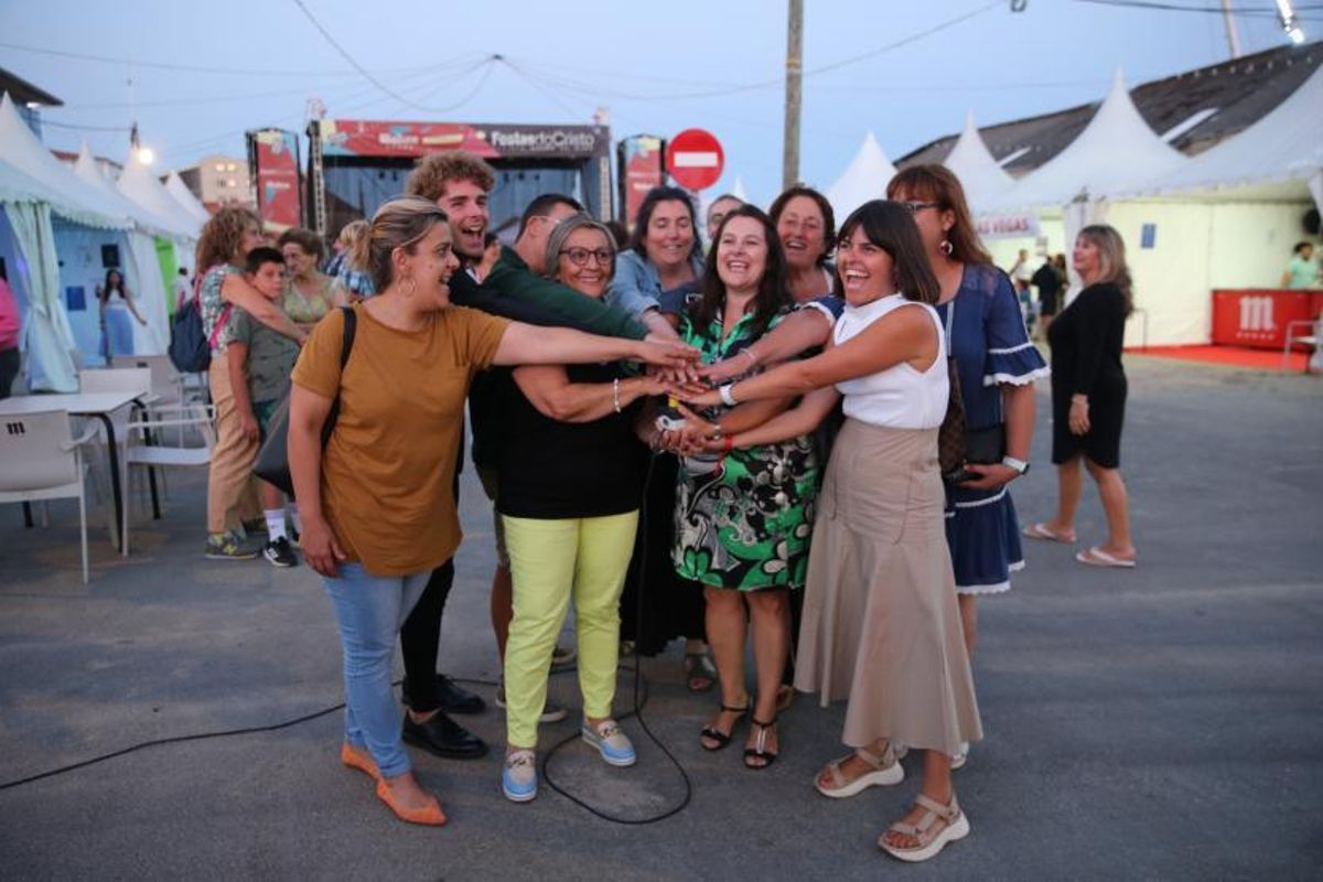 Las atracciones daban color e iluminaban anoche el recinto de Ojea. | // SANTOS ÁLVAREZ