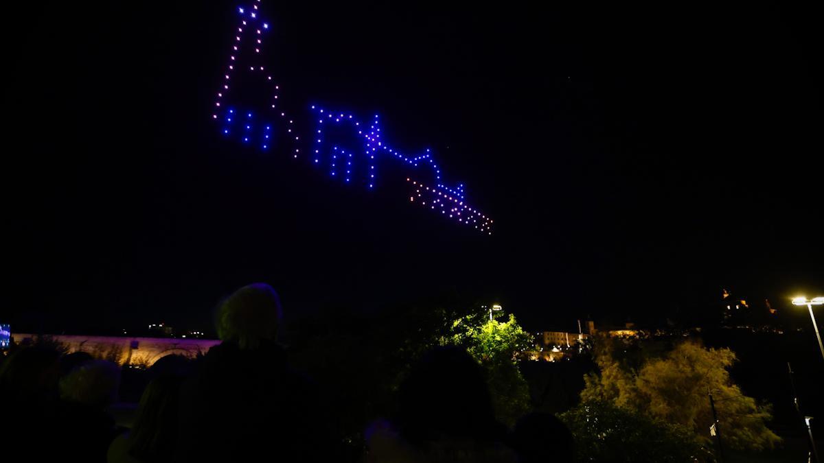 El espectáculo de drones enciende la Navidad.