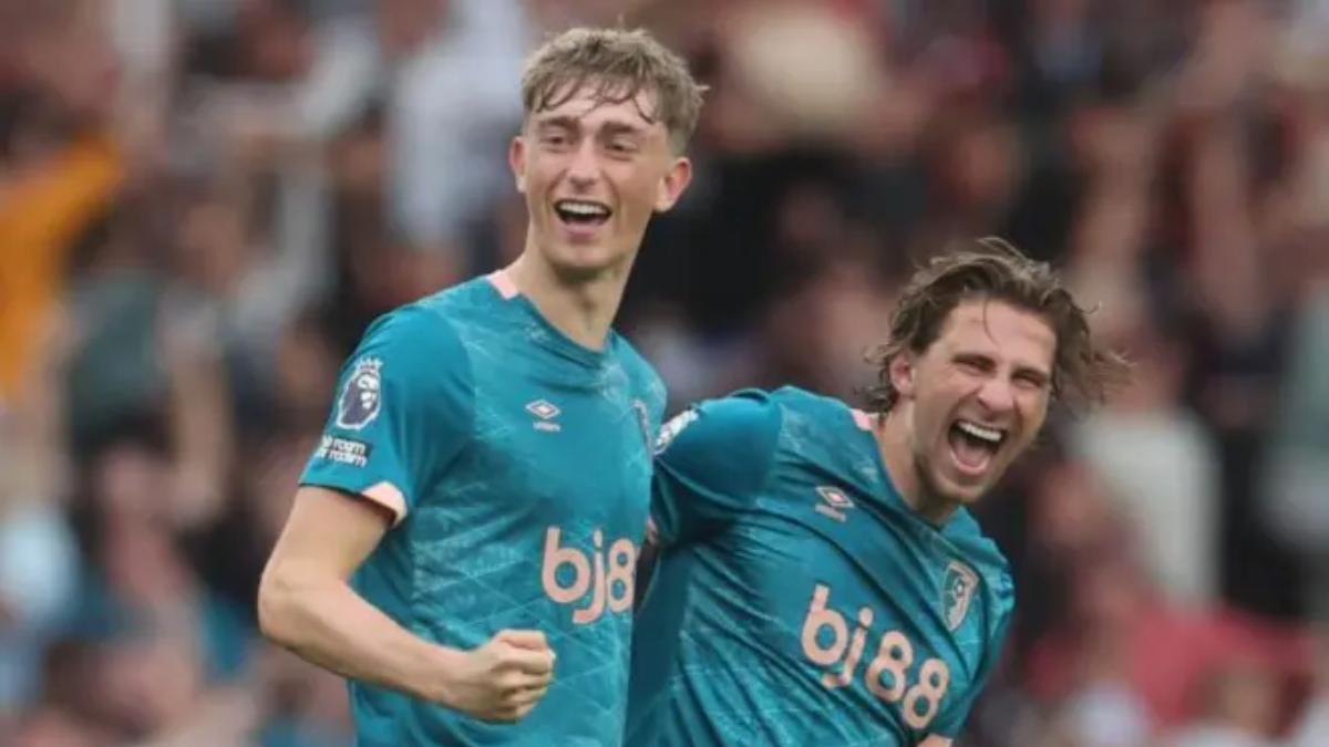 Huijsen y Zabarnyi celebran un gol del Bournemouth