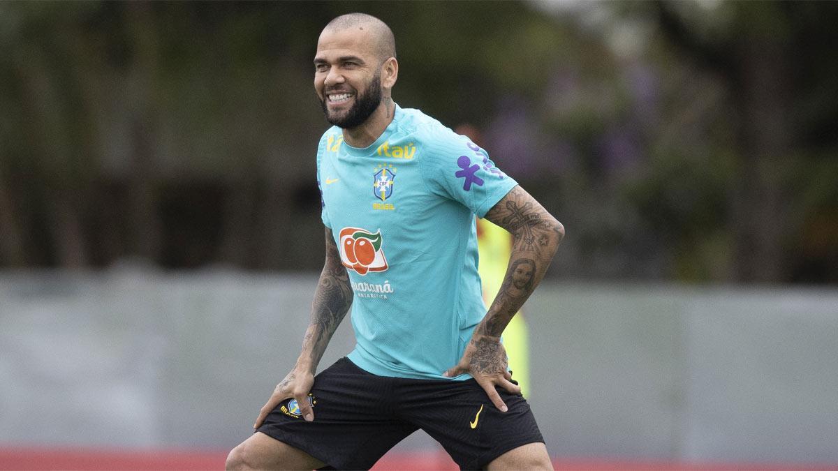 Dani Alves entrenando con la Seleçao