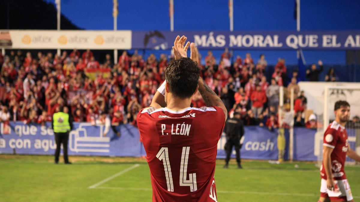 Pedro León, agradeciendo el apoyo de la afición del Real Murcia.