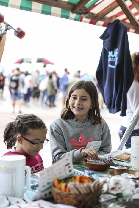 Surf solidario en la playa de San Lorenzo, Gijón