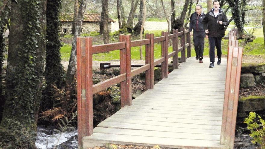 Rajoy y José Benito Suárez, en la &quot;Ruta da Pedra e da Auga&quot;. // I. Abella