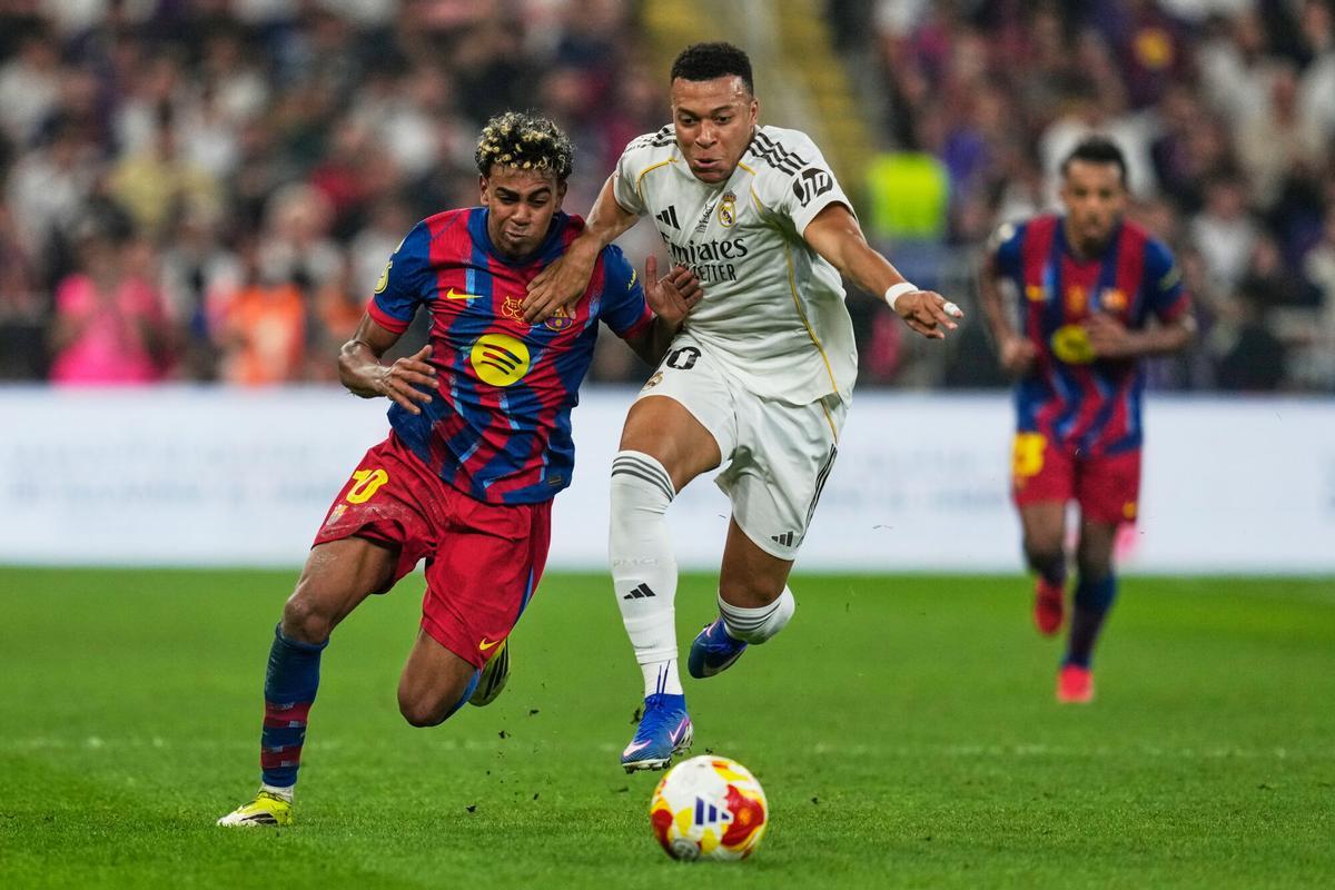 Barcelona's Lamine Yamal, left, duels for the ball with Real Madrid's Kylian Mbappe during the Spanish Super Cup final soccer match at King Abdullah Sports City Stadium in Jeddah, Saudi Arabia, Sunday, Jan. 11, 2026. (AP Photo/Altaf Qadri)