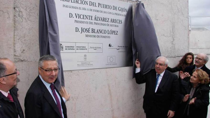 Por la izquierda, el expresidente de Puertos del Estado Fernando González Laxe, el exministro de Fomento José Blanco, el expresidente del Principado Vicente Álvarez Areces, la exacaldesa de Gijón Paz Fernández Felgueroso y el expresidente del Puerto Fernando Menéndez Rexach, durante el descubrimiento de la placa conmemorativa de la ampliación de El Musel, el 11 de enero de 2011.