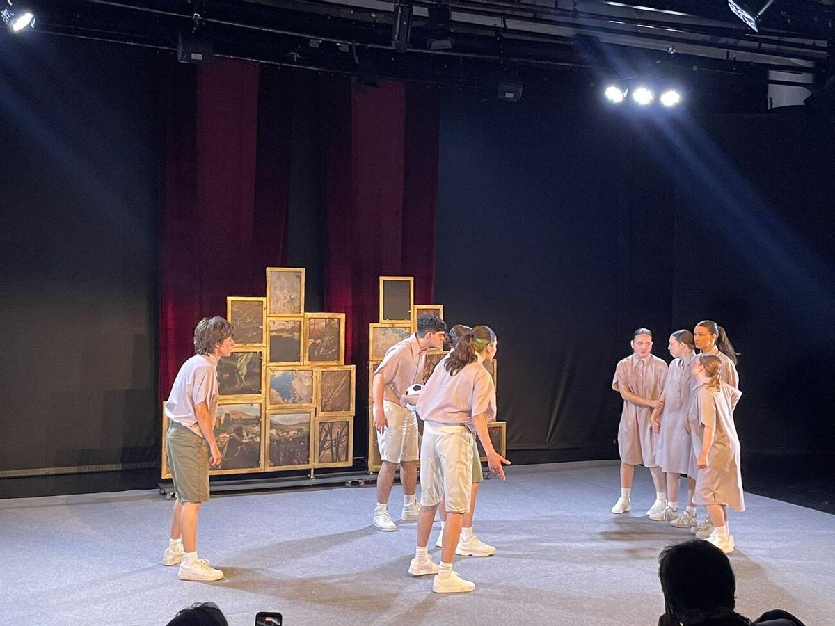 El elenco sobre el escenario