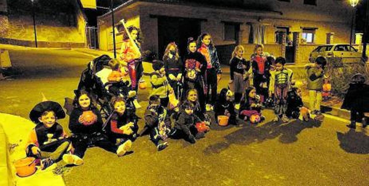 Los jóvenes de Paniza se disfrazaron y recorrieron las calles y casas. |