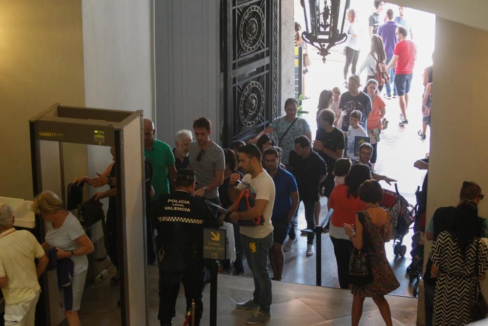 Visita a la Real Senyera en el Ayuntamiento