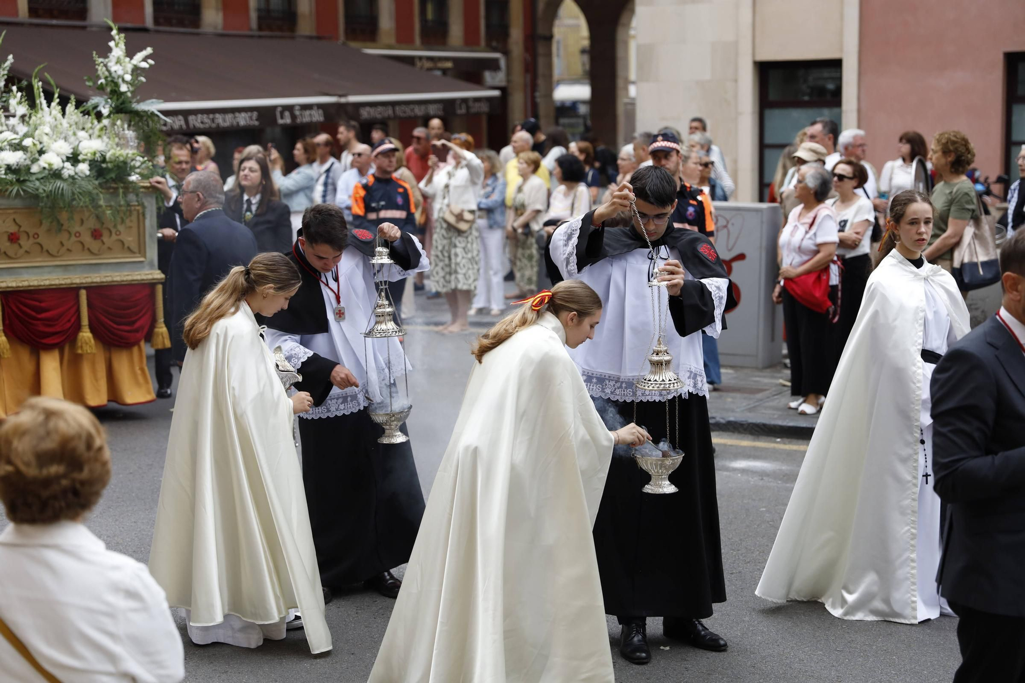 Pétalos, incienso, niños... así fue la procesión del Corpus Christi en Gijón (en imágenes)