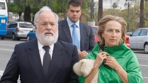 El comisario europeo, Arias Cañete, acompañado de su esposa, Micaela Domecq