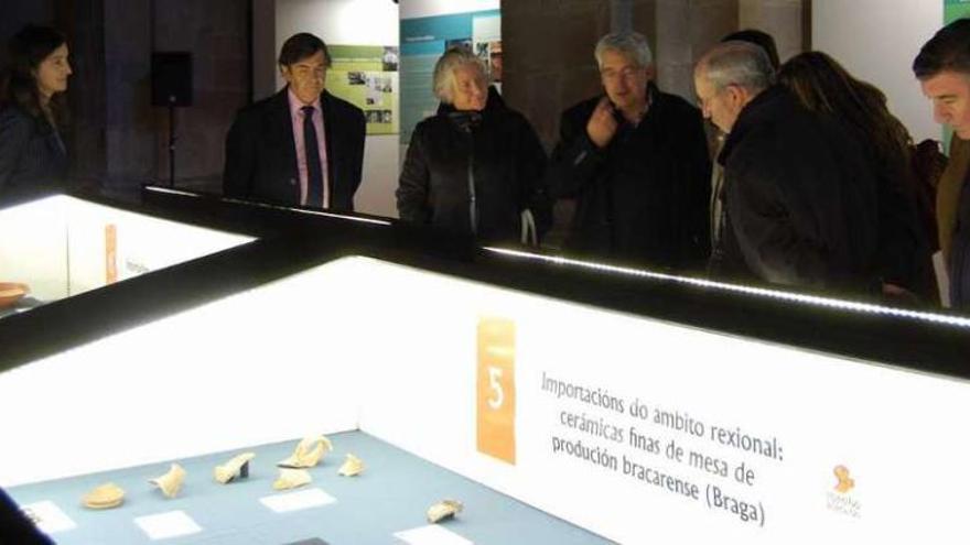 La investigadora Silvia González (izq.) con otros asistentes a la inauguración. // S.G. / J.V.