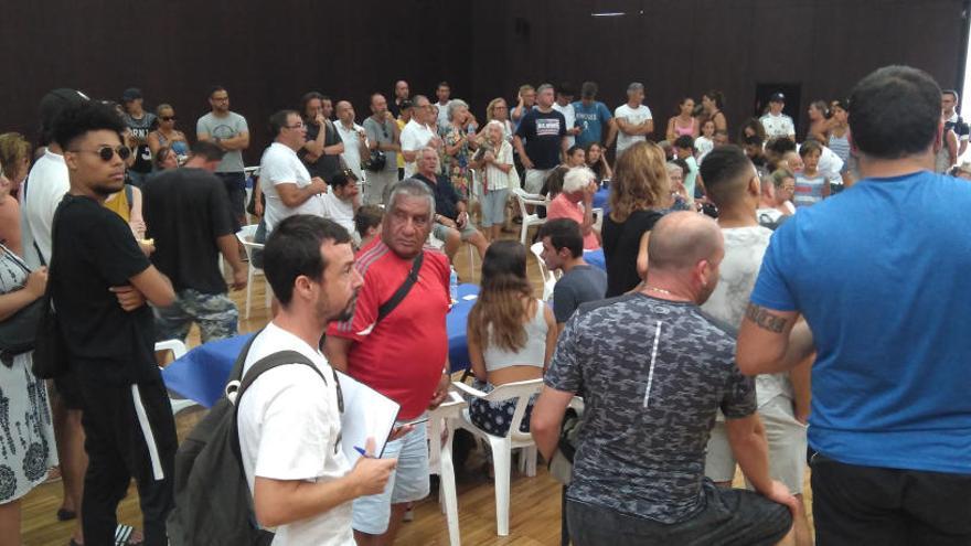 Decenas de personas desalojadas, ayer, en el Espai Baladre de la playa de Gandia, donde algunos pasaron la noche.