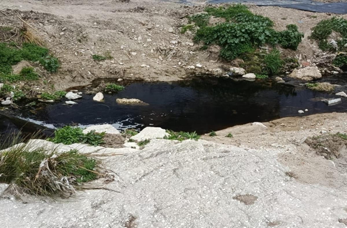 Imagen de uno de los vertidos denunciados ahora por La Carrasca