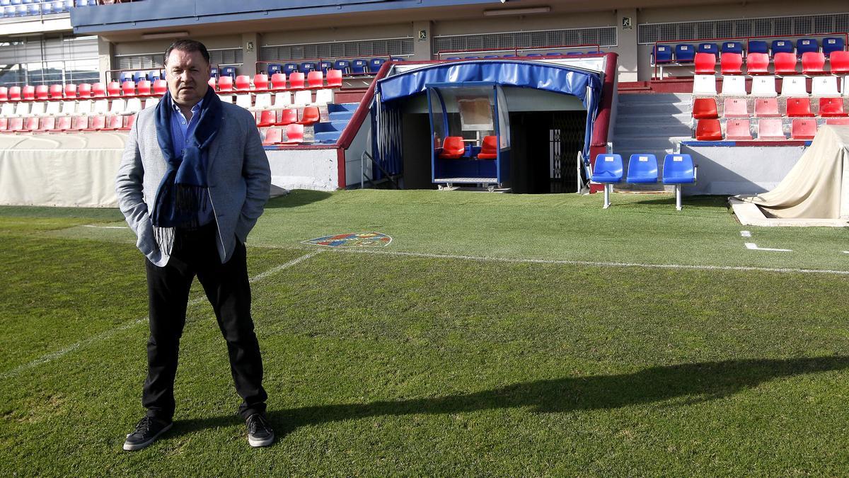 Agustín Lasaosa, expresidente de la SD Huesca, en El Alcoraz.