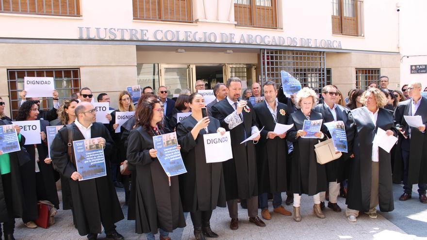 Un centenar de abogados reclaman “la finalización de la paralización de la Justicia” en Lorca