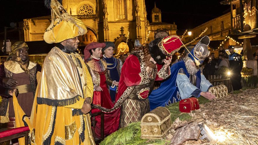Los Reyes Magos reparten ilusión en la gran cabalgata de Oviedo