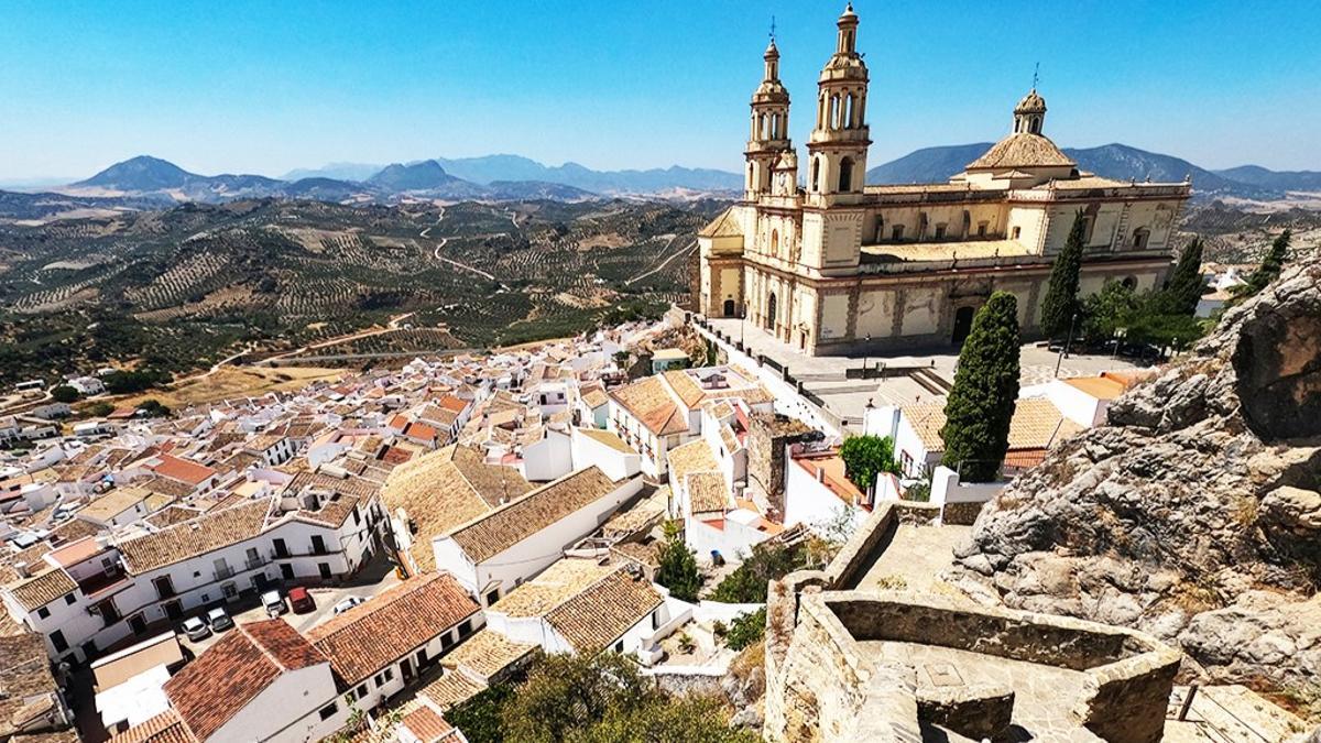 Vista de la Iglesia de Nuestra Señora de la Encarnación desde el castillo en Olvera, un pueblo blanco de Cádiz