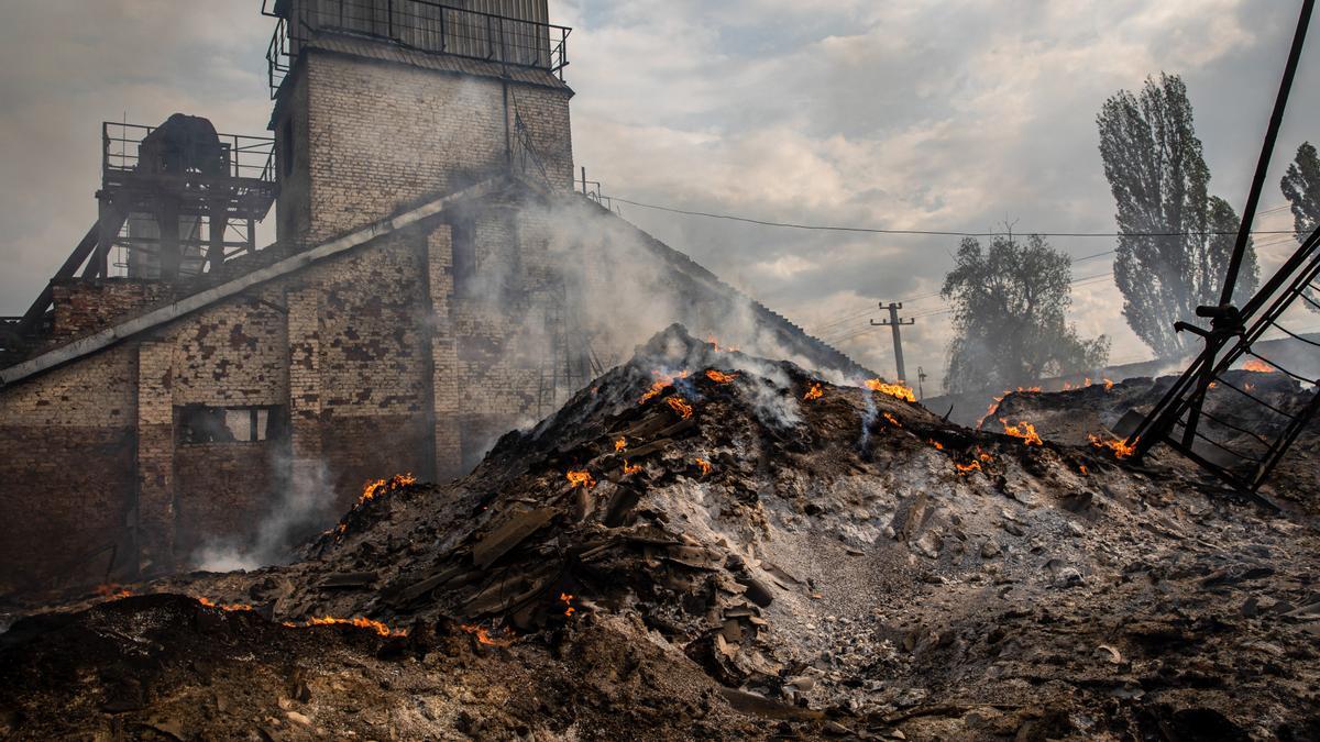 Silo de grano destrozado en un bombardeo ruso en el pueblo de Siversk, en el Donbás.