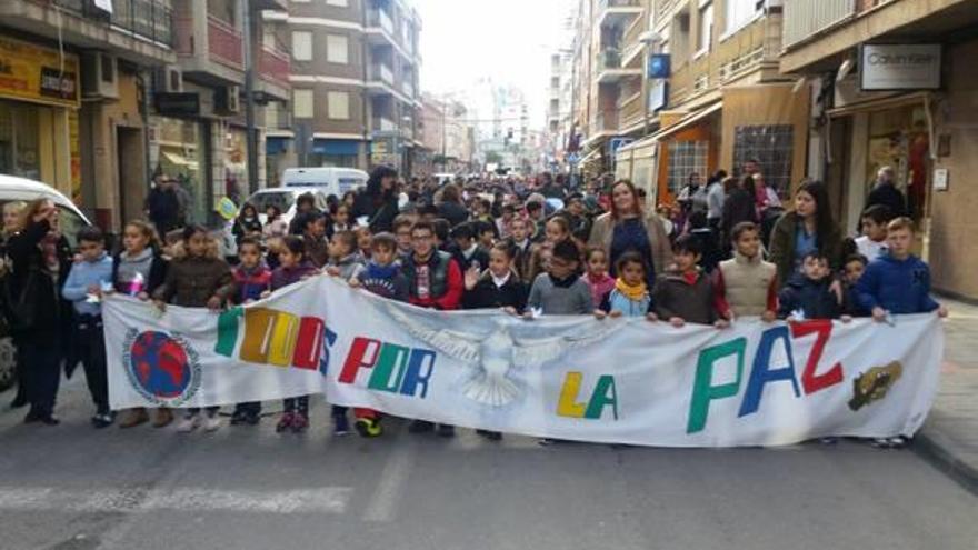 Más de 600 escolares de cinco colegios participan en la Marcha por la Paz