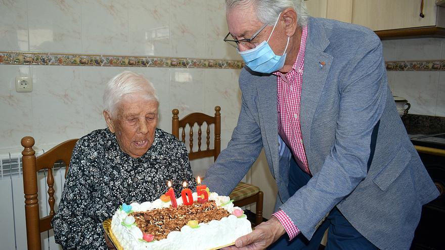 Bello Maneiro obsequia un ramo a María Bouzas, el día que cumplió 105 años