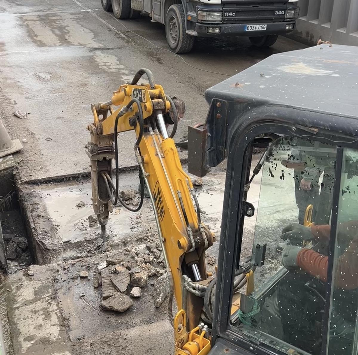 Obras de reparación en el túnel del polideportivo de Massanassa.
