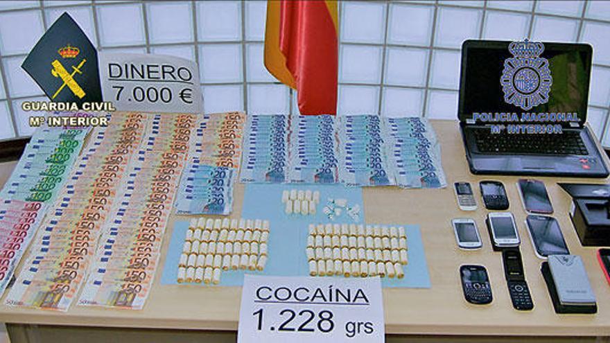 Droga, dinero y efectos intervenidos a los presuntos narcotraficantes.