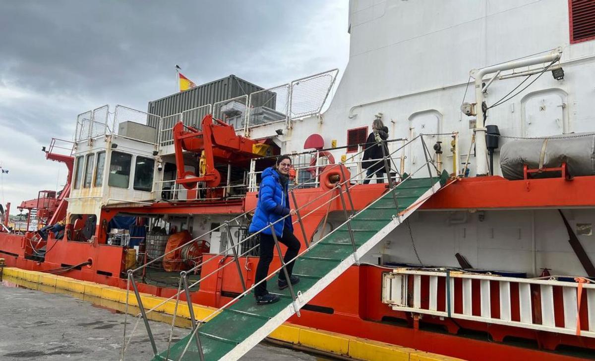 A la izquierda, Laura Rodríguez embarcando en el buque «BIO Hespérides» de la Armada española. Junto a estas líneas, uno de los glaciares en torno  a los que se desarrollaron los trabajos de extracción de muestras en las islas Shetland del Sur. |  L. R.