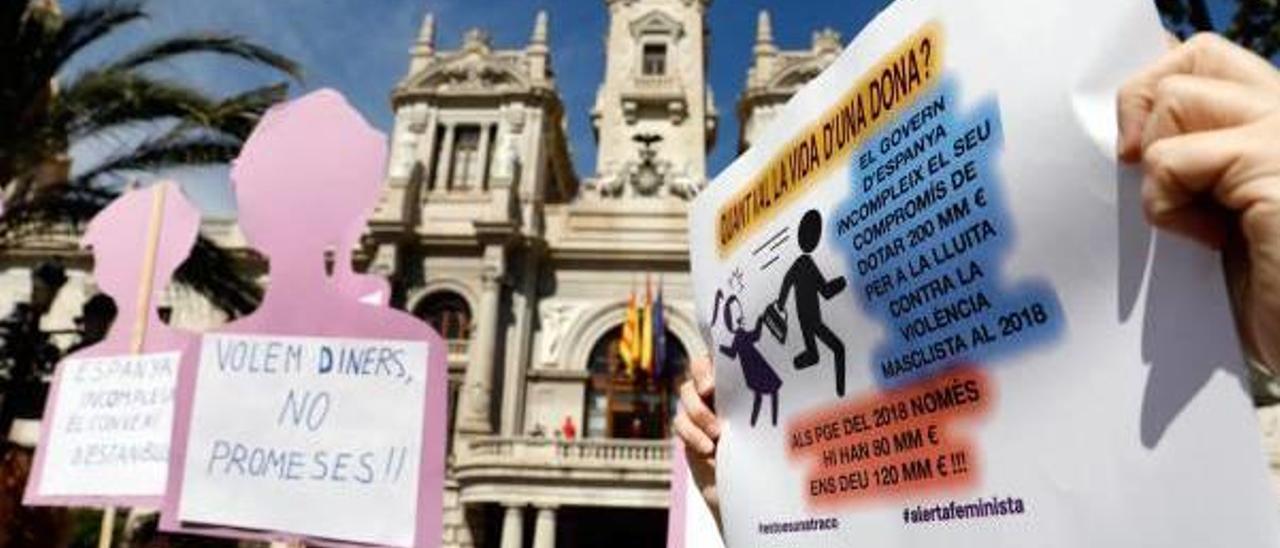 Concentración en la plaza del Ayuntamiento para reclamar los 200 millones del pacto hace un año.