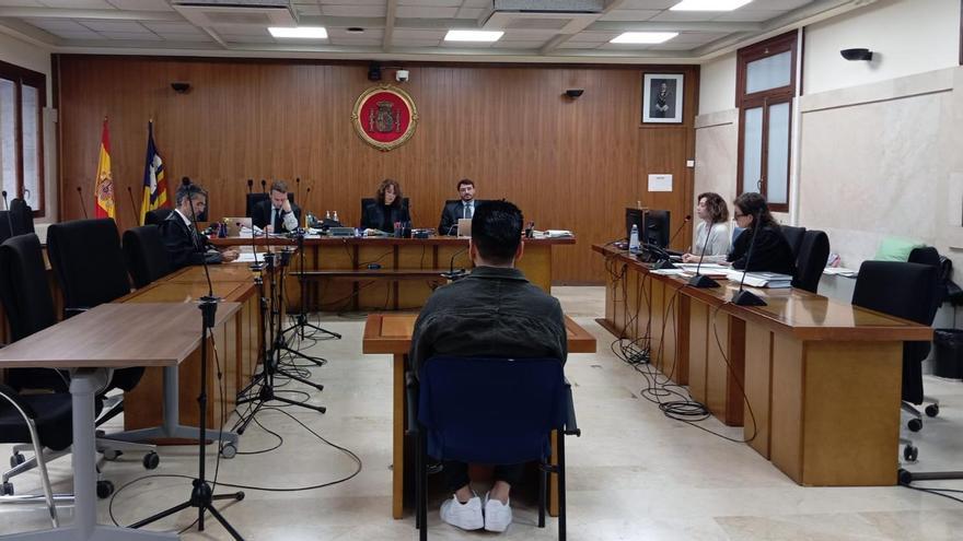 El joven condenado, hoy durante el juicio celebrado en la Audiencia Provincial de Palma.