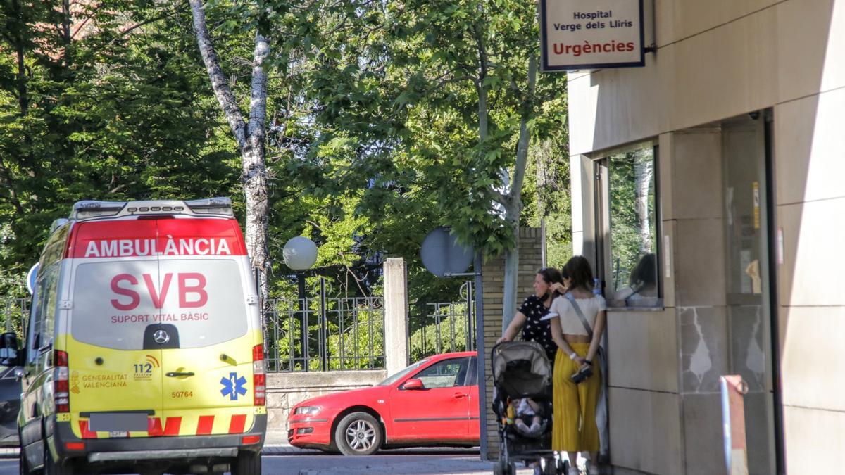 Una ambulancia en el Hospital Virgen de los Lirios de Alcoy.