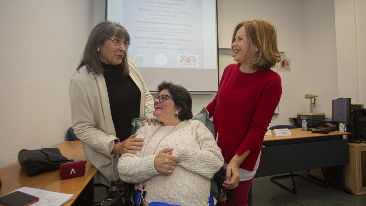 Inmaculada Fernández, Laura Soler y Ana González momentos antes de inaugurar la nueva Aula de debate