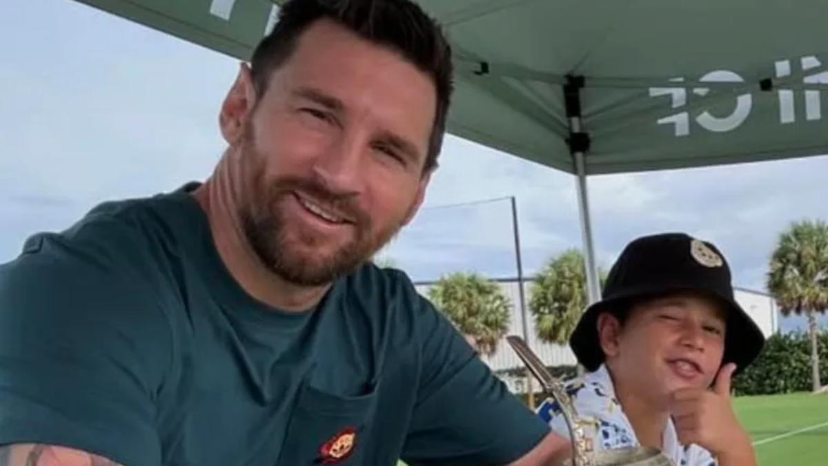 Mateo Messi no duda en abrazar los colores del Barça en el primer entreno de la tempoda de su padre en Miami.