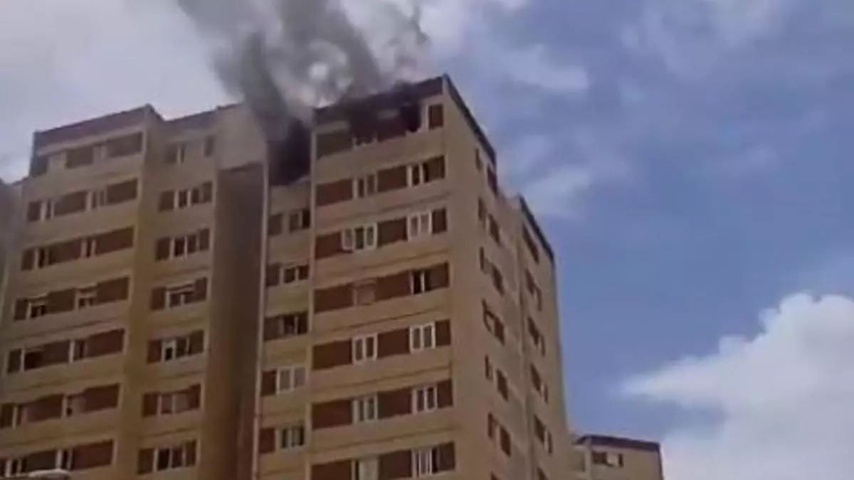 Los bomberos rescatan a un vecino del edifico en llamas en Cruz de Piedra