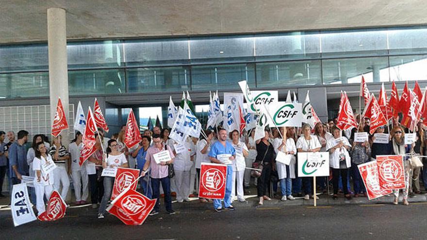 Trabajadores de sanidad protestan contra la supresión de la carrera sanitaria.