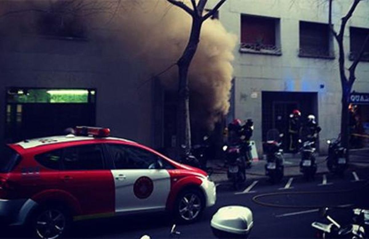 El fum surt de l’immoble sinistrat al carrer de Santa Amèlia.