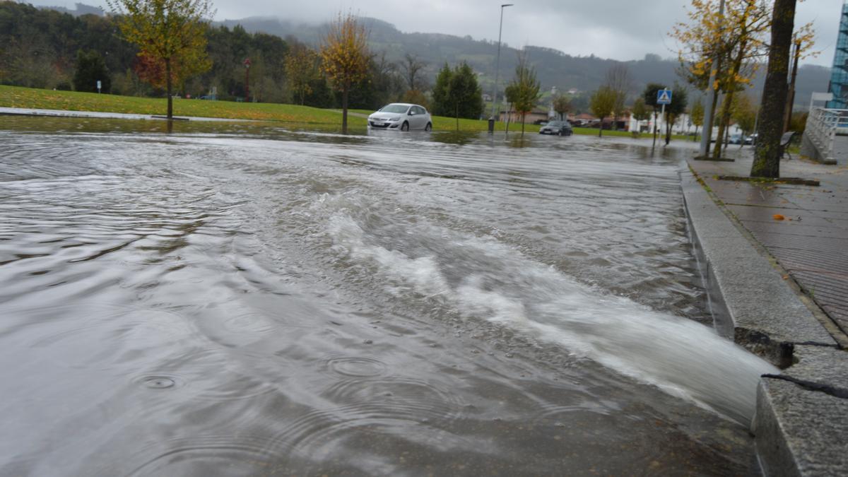 Inundaciones en Asturias: la lluvia complica la situación en muchos puntos de la región, con alerta amarilla y de desbordamientos